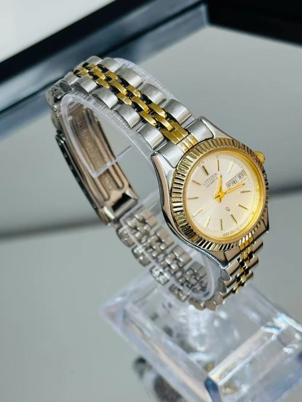 Vintage Citizen Quartz Two-Tone Women Watch Day Date 24mm Japan New Battery Runs